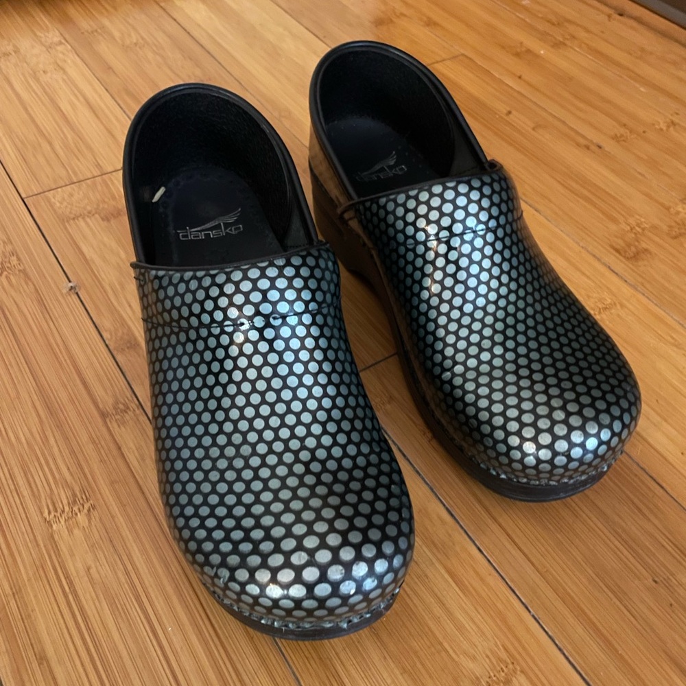 Dansko clog w/ teal dot pattern